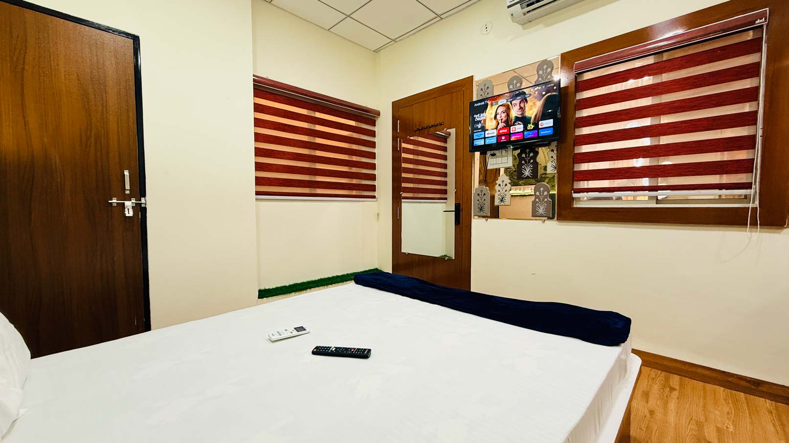 Deluxe Room - Decor View